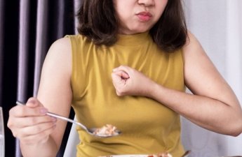 Qida borusunda yemək qalan qadın öldü