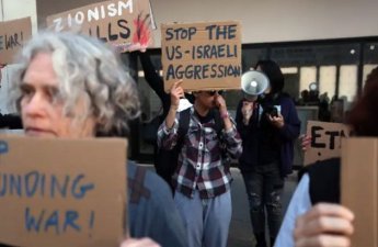 İsraildə insanlar ABŞ səfirliyi ətrafına toplaşaraq İran və Livanla savaşa son qoymağı  tələb etdi...+VİDEO