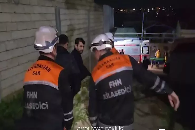 Sabunçuda fərdi yaşayış evi çökdü, yaralanan var - VİDEO