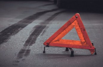 Bakıda atasının maşınında nəzarətsiz qalan 2 azyaşlı qəza törətdi - Ölən var