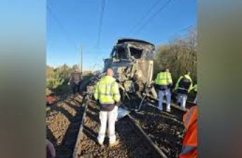Во Франции поезд столкнулся с грузовиком: один погибший, 30 пострадавших