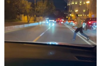 Taksi sürücüsü qaydanı kobud pozdu - Ölümə səbəb olacaqdı - Anbaan VİDEO