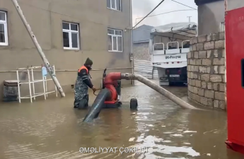 Bakı və Abşeronda yağış nəticəsində yaranan problemlərin həlli istiqamətində işlər aparılır - VİDEO