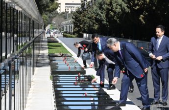 Qazaxıstan nümayəndə heyəti Şəhidlər xiyabanını və Zəfər parkını ziyarət etdi - FOTO