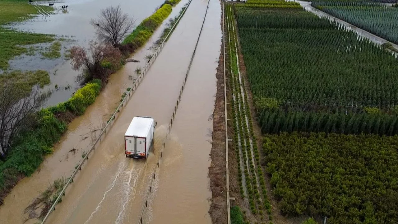 После ливней в Турции затоплены дороги и сельхозугодья
