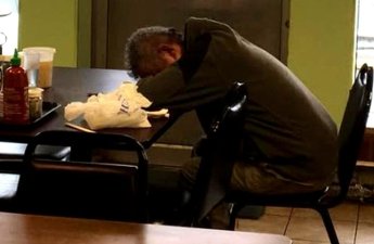 Nişanlısı ilə restorana getdi, yatıb masada qaldı - Bakıda qəribə hadisə