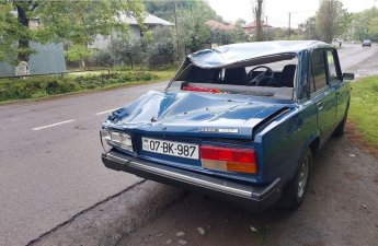 В Лянкяране гнилое дерево рухнуло на машину: Есть пострадавшие-ФОТО