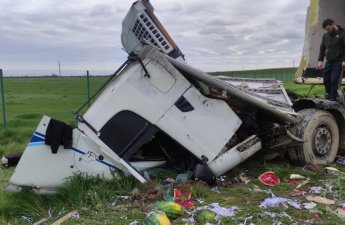 Ödənişli yolda yük avtomobili aşıb - FOTO