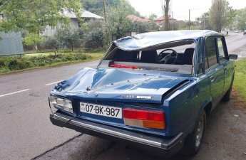 Lənkəranda ağac hərəkətdə olan maşının üzərinə aşdı - Xəsarət alanlar var