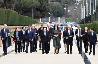 Litvanın Baş naziri Bakıda şəhidlərin xatirəsini anıb - FOTOLAR