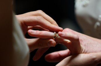 Мужчины в Азербайджане стали чаще брать фамилию жены