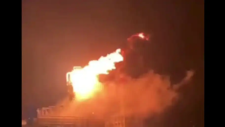 В Волгоградской области горит топливный резервуар после удара БПЛА