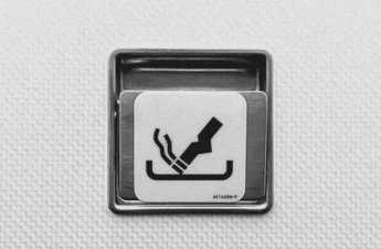 Təyyarədə siqaret olmazsa, niyə külqabı qoyulur?