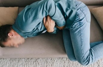 Qayınata təpiklə vurub kürəkəninin bağırsağını partlatdı