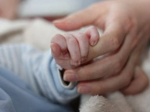 Aclıqdan tarakan və qarışqa yeyən bir yaşlı körpə öldü