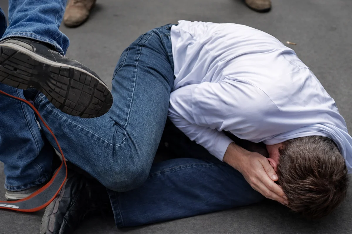 Наказан учитель, избивший родителя в школе