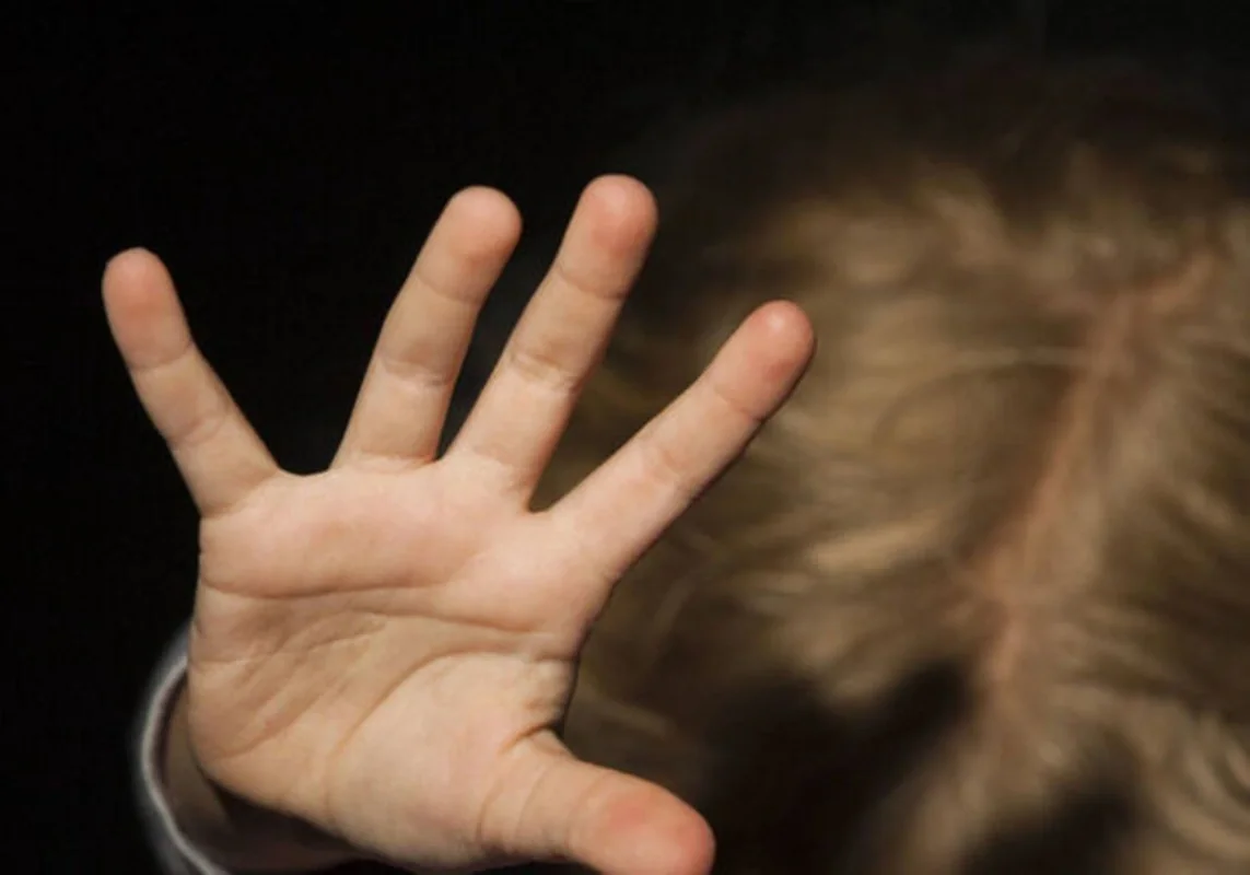 Во Франции мужчина запер своего девятилетнего сына в фургоне на год