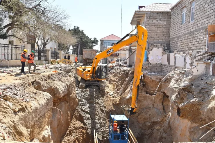 Keşlədə çökən kollektorun qəzalı hissəsi dəyişdirilir - FOTO