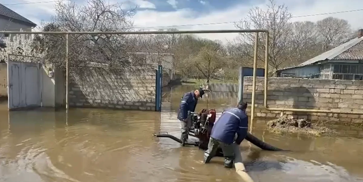 В Баку, Хачмазе и на Абшероне проводятся работы по откачке воды - ВИДЕО