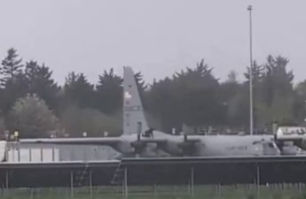 В Ирландии мужчина напал с топором на военный самолет США