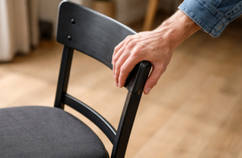 Stulunu düzəldənlər, diqqət: Psixologiyaya görə bu hərəkət xarakterinizi büruzə verir