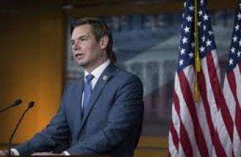 Демократы призвали армянского лоббиста Суолвелла подать в отставку на фоне скандала с насилием