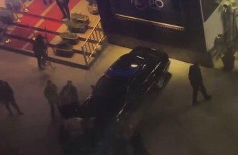 Bakıda restoranın qarşısında kütləvi dava düşdü - VİDEO