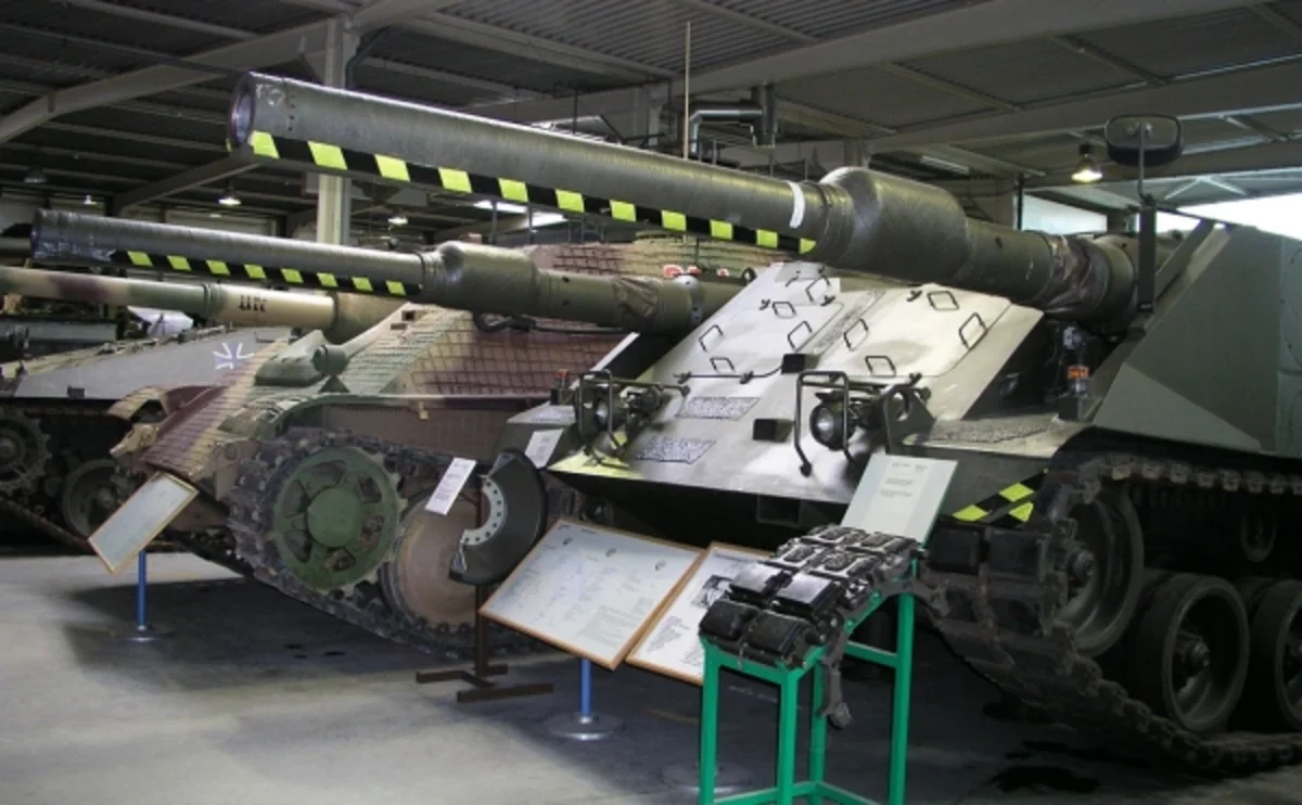 Almaniyada hərbi nəqliyyat muzeyinə azərbaycanlılar buraxılmadılar - FOTO