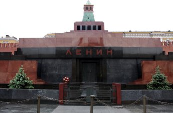Студент бросил мокасин в саркофаг Ленина в Москве