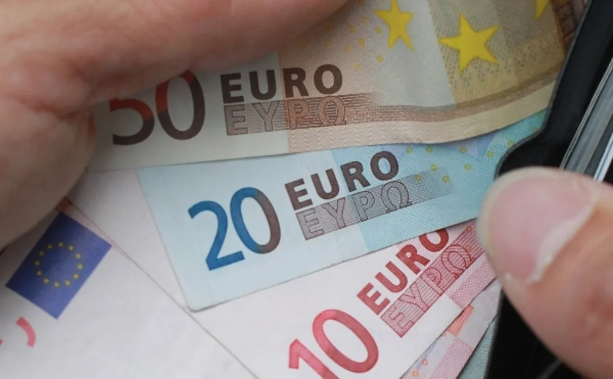 Daha bir ölkə avroya keçmək istəyir