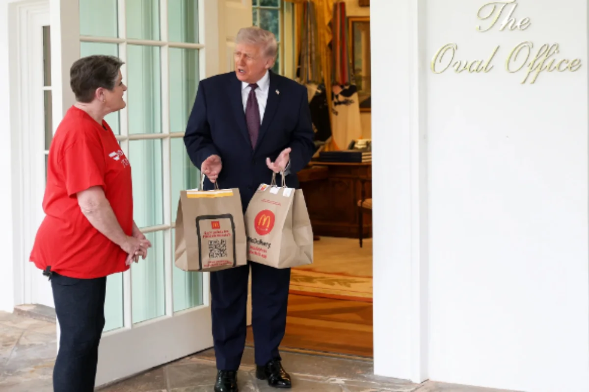 Tramp sifariş verdiyi yeməyi Ağ Evə gətirən kuryerlə birlikdə müsahibə verib - VİDEO