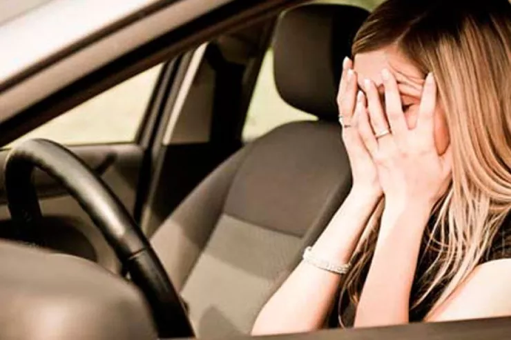 Azərbaycanda qadın sevgilisinin maşınını qaçırıb QƏZAYA DÜŞDÜ