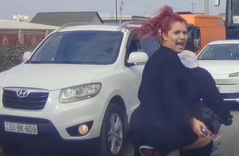 Gənc qızlar yolda motosikletlə təhlükəli hərəkətlər etdilər - VİDEO