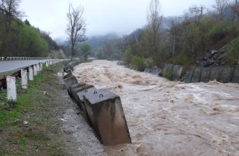В Агстафе сель нарушил дорожное сообщение с селами
