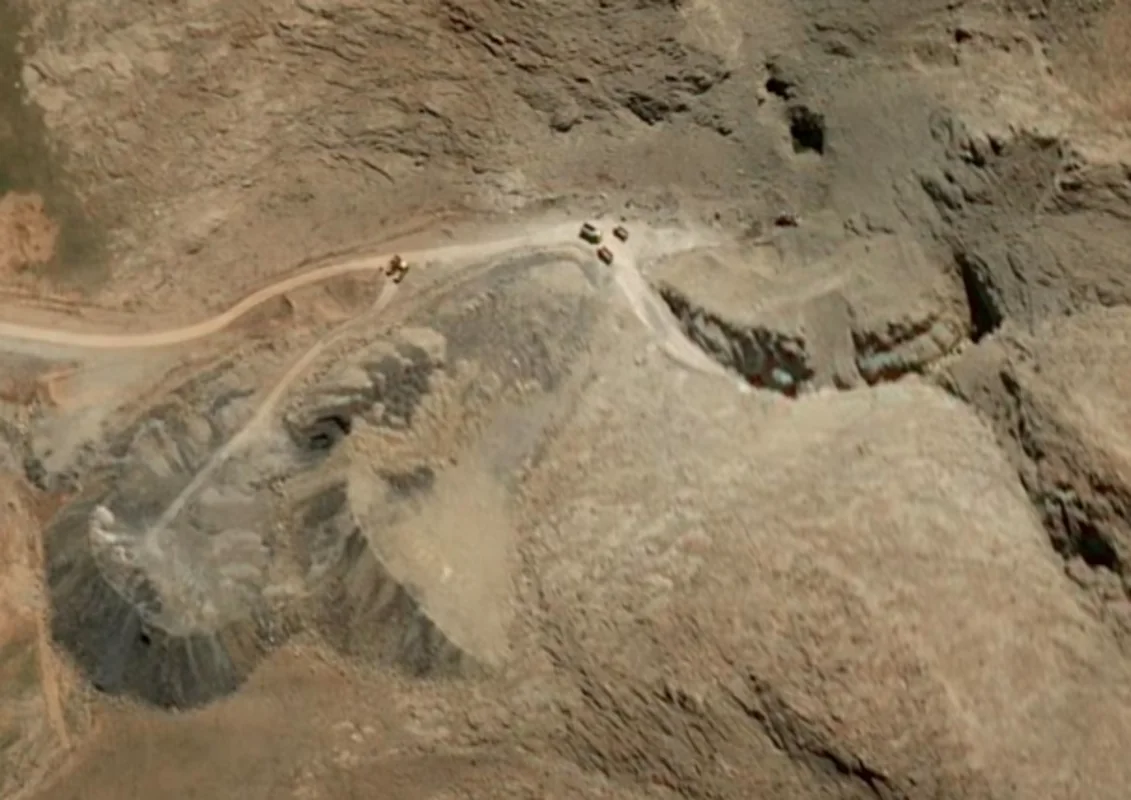 İran yeraltı raket bazalarının dağıdılmış yollarını açmağa başlayıb - FOTO