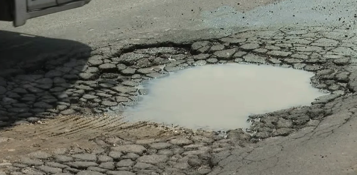 Sürücüləri cana yığan iri çuxurlar: Nəqliyyat sıxlığına səbəb olan problem - VİDEO