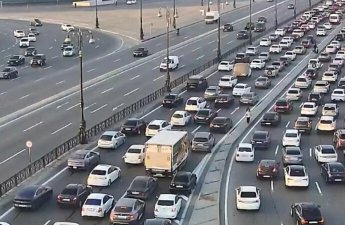 На ряде дорог Баку затруднено движение транспорта