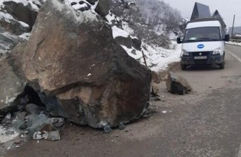 В Ордубаде в результате обрушения скальных пород повреждена дорожная инфраструктура