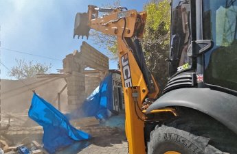 Gəncədə qanunsuz tikili söküldü - VİDEO