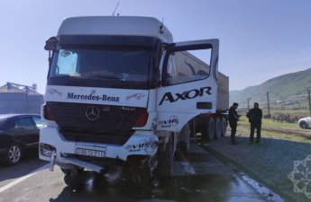 Bakı-Quba yolunda yük və minik avtomobilləri toqquşdu - FOTOLAR