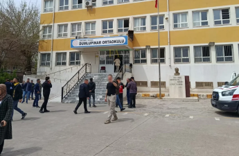 Məktəbdə insident - Valideyn müəllimə bıçaqla hücum etdi