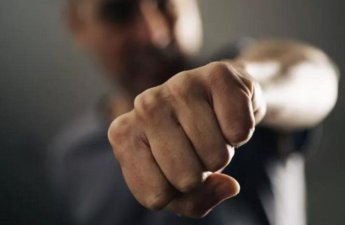 Qusarda oğul ona araq satmadığına görə anasını döydü