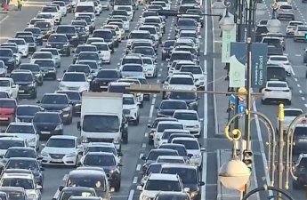 В Баку на ряде дорог затруднено движение транспорта