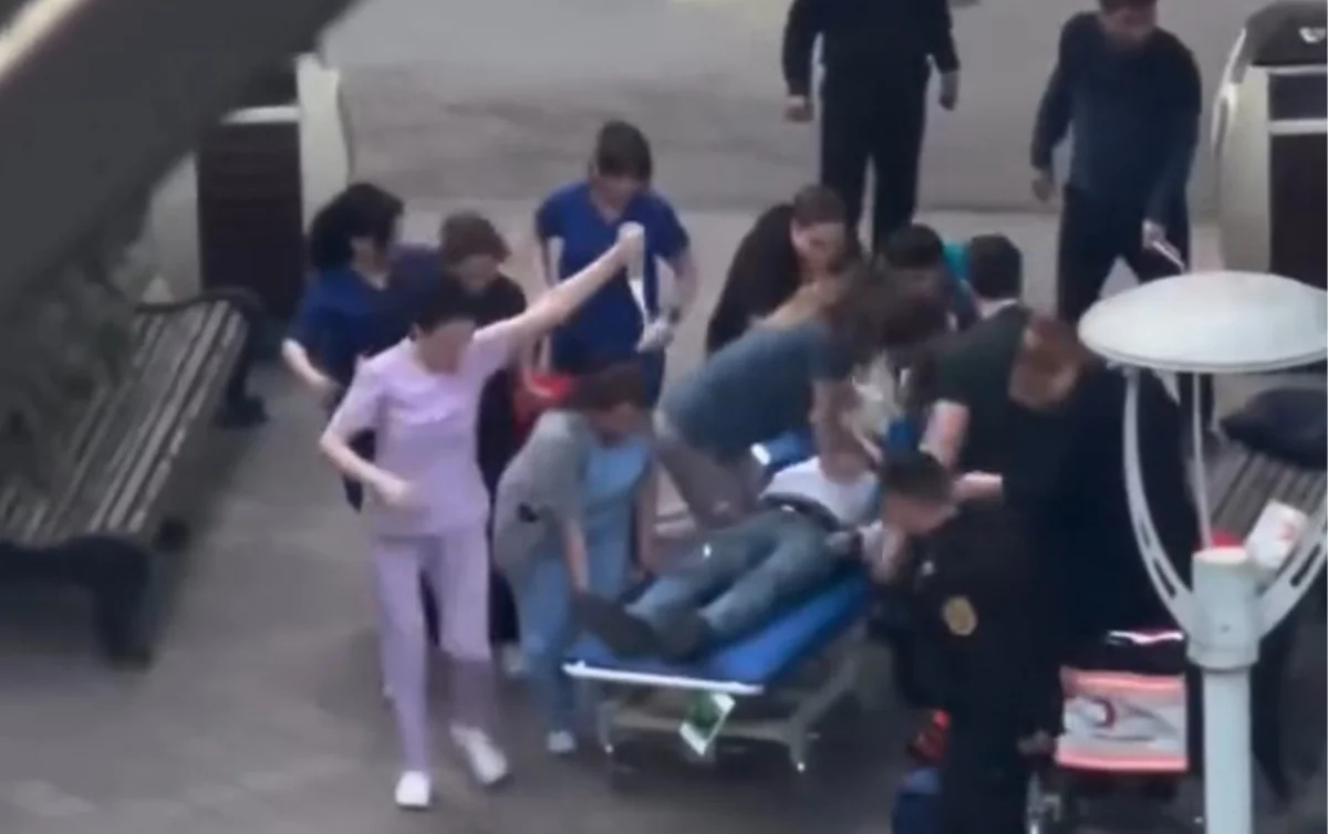 Ürəyi dayanan kişini xəstəxana həyətində həyata qaytardılar - VİDEO