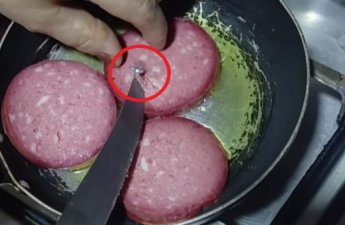 Kolbasanın içindən görün nə çıxdı - VİDEO