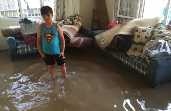 “Yağış yağır, inanmıram, yardım gözləyir məni!..”