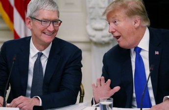 Трамп рассказал, как глава Apple звонил ему, чтобы «поцеловать в задницу»