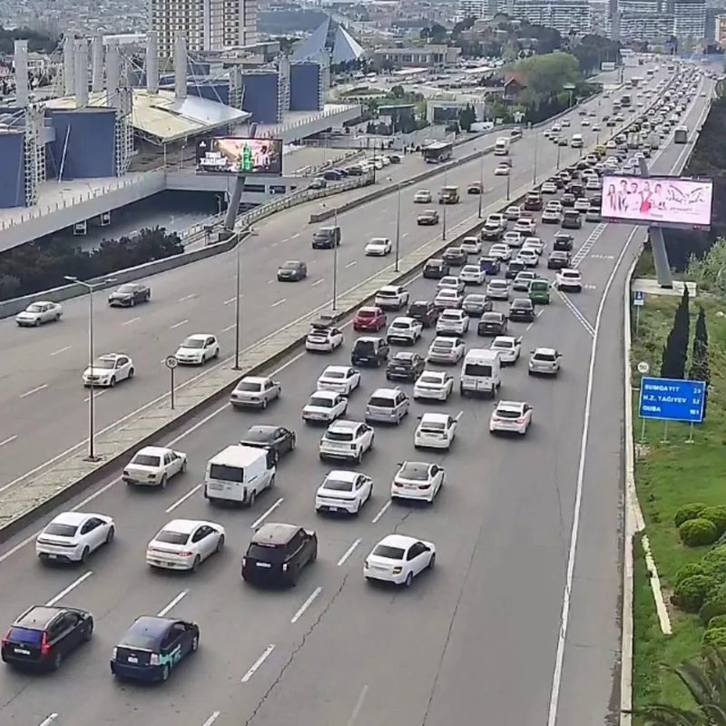 Paytaxtın bir sıra küçələrində sıxlıq müşahidə edilir