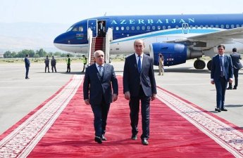 Али Асадов прибыл в Астану для участия в саммите RES2026