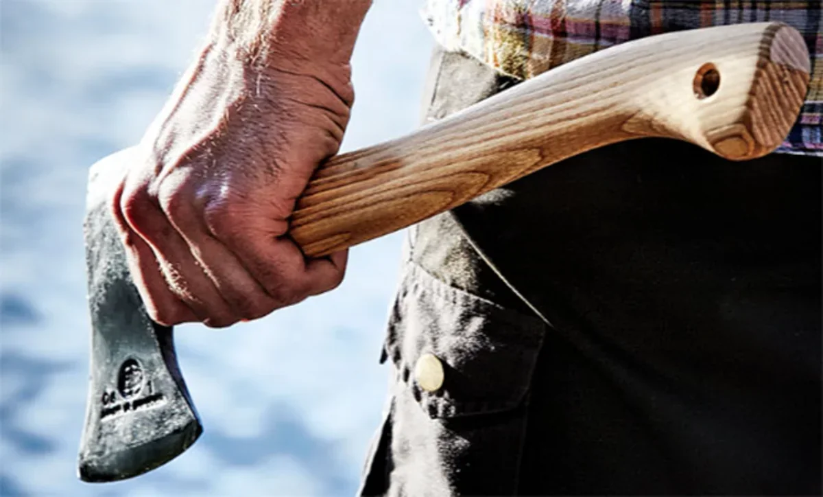 Gözü dönən kişi balta ilə arvadına hücum etdi - Tükürpərdən hadisənin TƏFƏRRÜATI - VİDEO